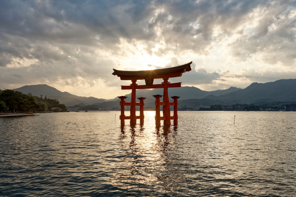 Il santuario di Itsukushima a Miyajima — il torii che galleggia sul mare