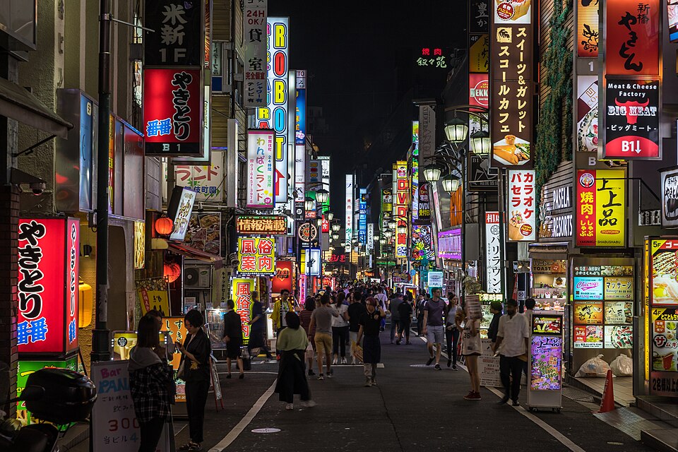 Shinjuku: grattacieli, neon e vicoli segreti di Tokyo