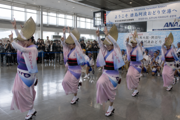 Awa Odori, i ballerini accolgono i viaggiatori all’aeroporto di Tokushima