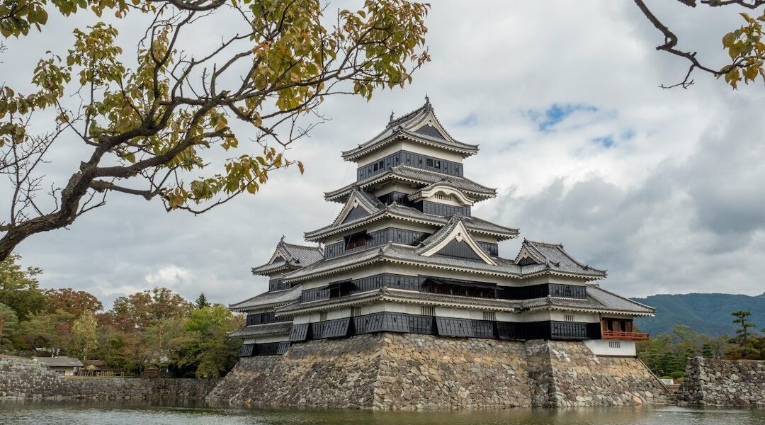 Castello nero di Matsumoto riflesso nel fossato