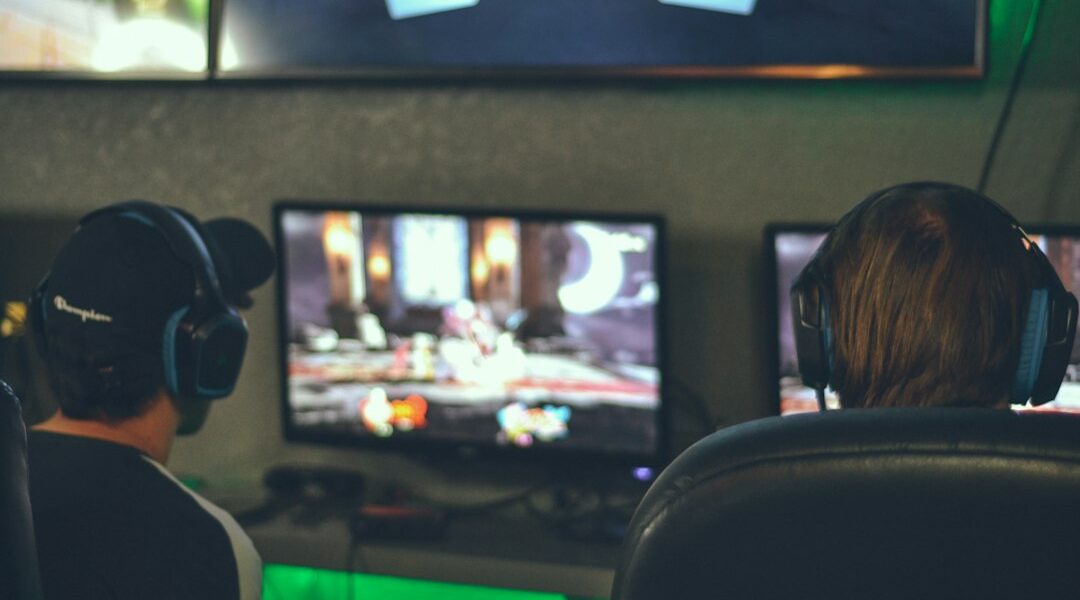 Due giocatori davanti ai monitor durante una competizione videoludica; foto di repertorio