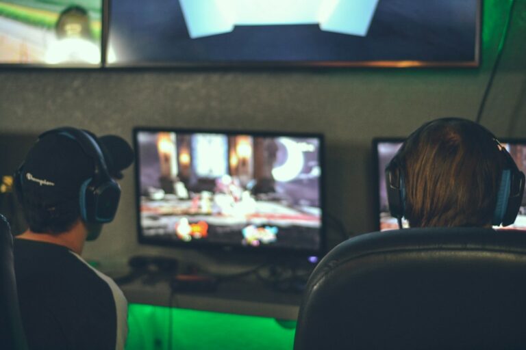 Due giocatori davanti ai monitor durante una competizione videoludica; foto di repertorio