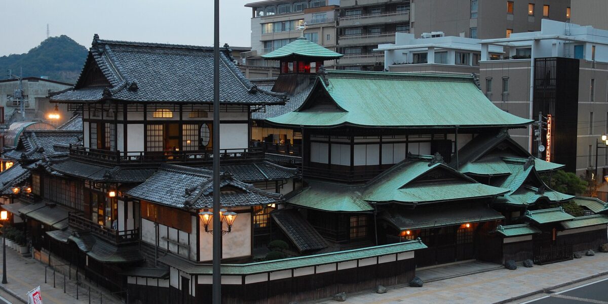 Lo storico edificio in legno del Dōgo Onsen Honkan a Matsuyama