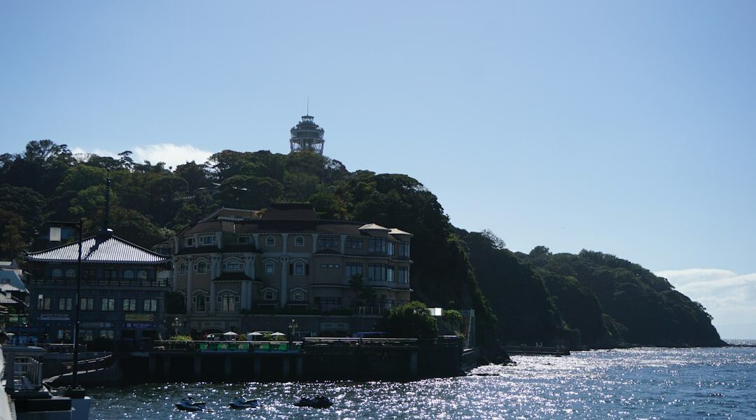 Mare e costa nei pressi dell’isola di Enoshima