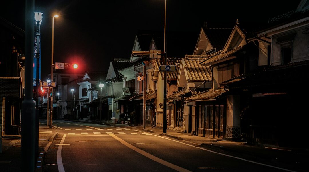 Strada di Fukuoka illuminata di sera