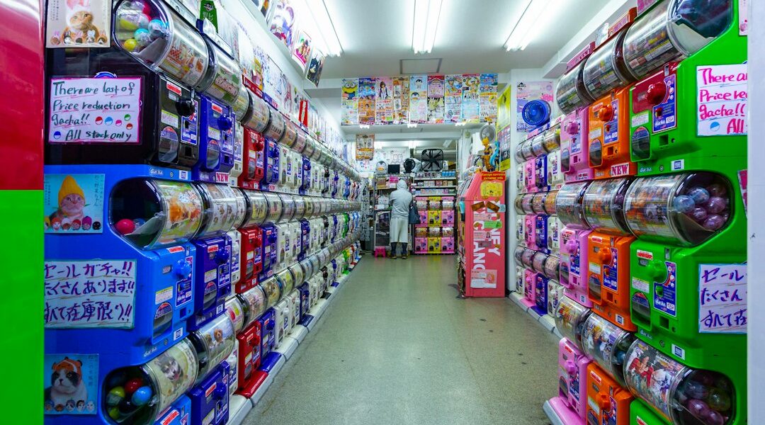 File di macchine Gashapon in un negozio di Akihabara a Tokyo