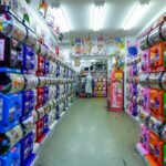 File di macchine Gashapon in un negozio di Akihabara a Tokyo