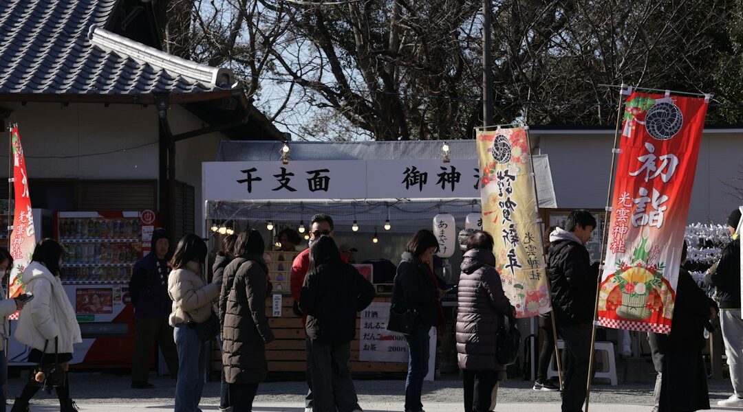 Visitatori in fila per l'hatsumode di Capodanno in un santuario giapponese