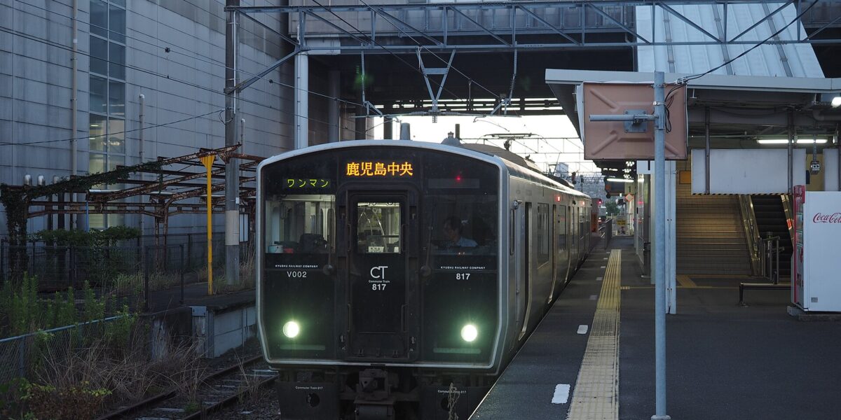 Treno serie 817 di JR Kyushu alla stazione di Sendai, Kagoshima