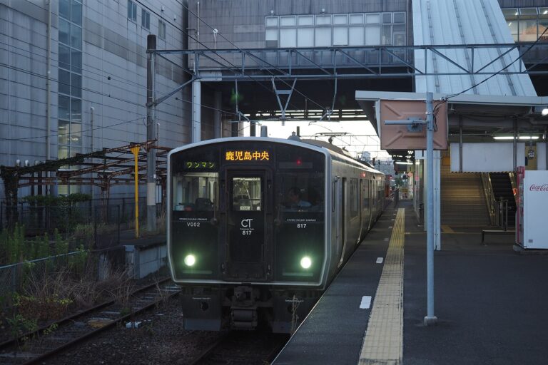 Treno serie 817 di JR Kyushu alla stazione di Sendai, Kagoshima