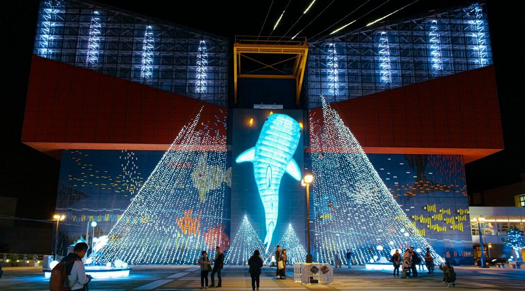 Facciata illuminata dell’acquario Kaiyukan di Osaka