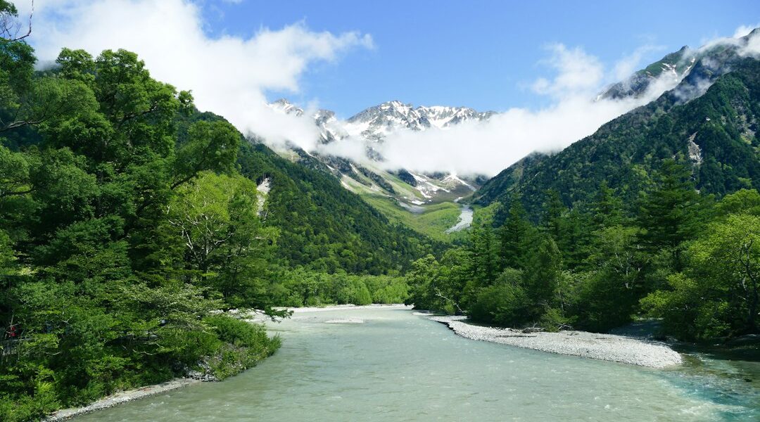 Fiume Azusa e montagne nella valle di Kamikochi