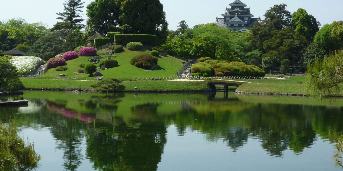 Il giardino Kōrakuen con il castello nero di Okayama sullo sfondo