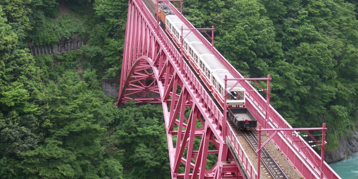 Treno panoramico della Kurobe Gorge Railway tra le montagne di Toyama