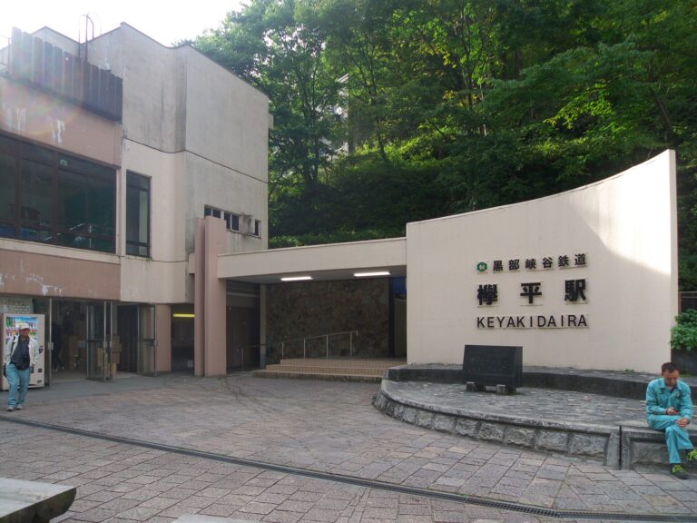 Stazione di Keyakidaira sulla Kurobe Gorge Railway
