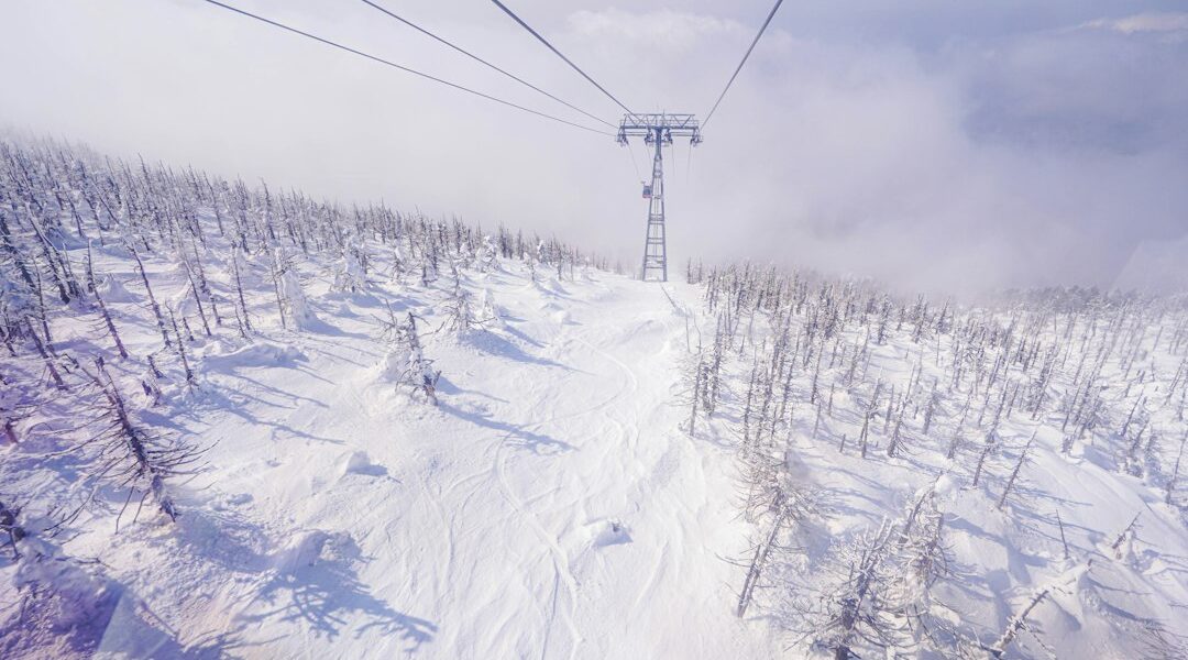 Funivia tra i mostri di neve juhyō sul monte Zaō in Giappone