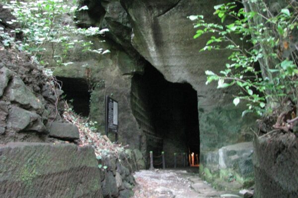 Frana alla grotta di Muroiwa: chiusa l’antica cava di pietra di Izu