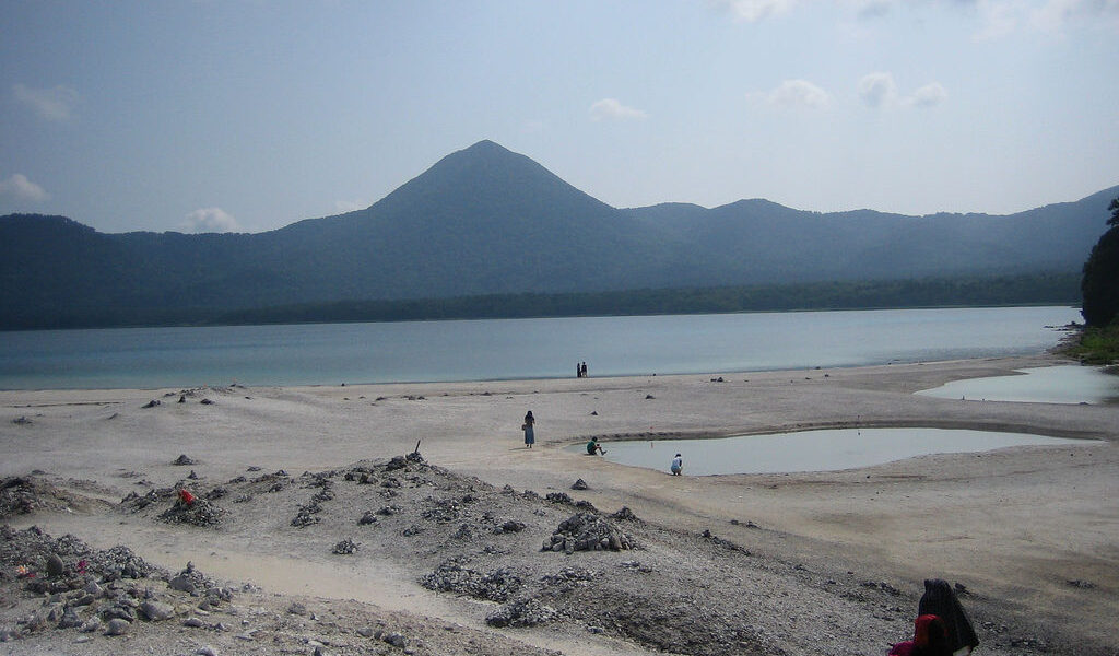 Il paesaggio vulcanico di Osorezan vicino al lago Usori