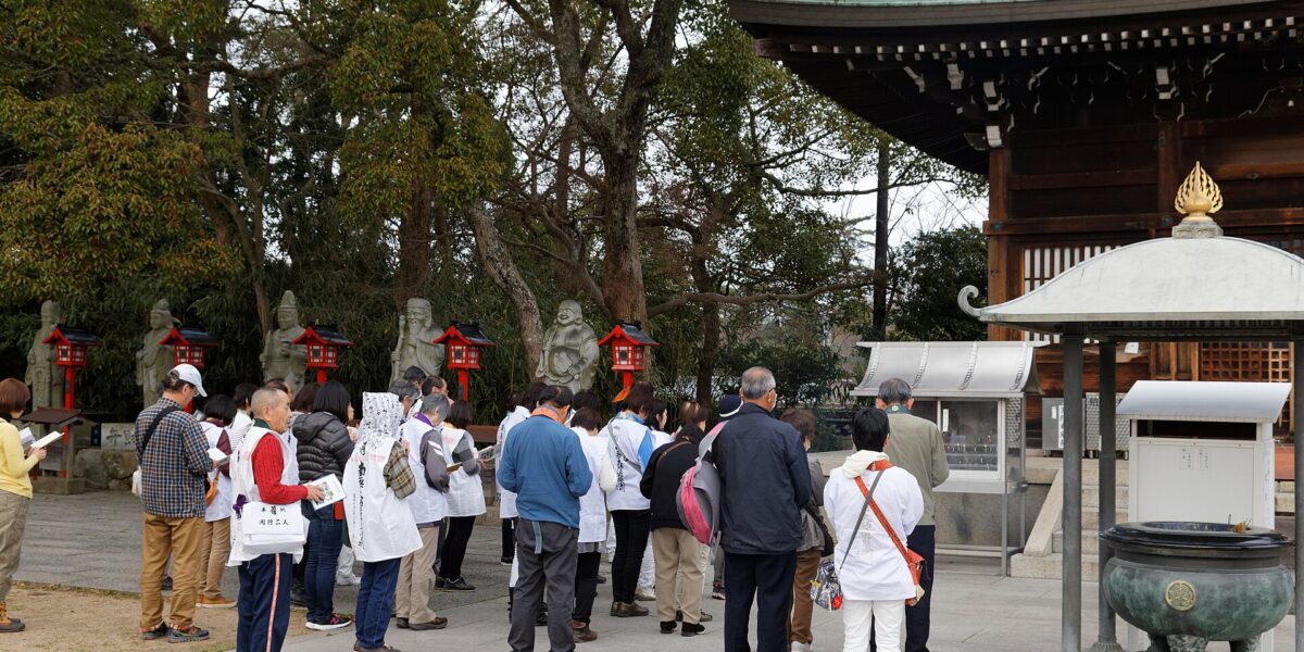 Pellegrini in abiti tradizionali lungo il cammino degli 88 templi di Shikoku