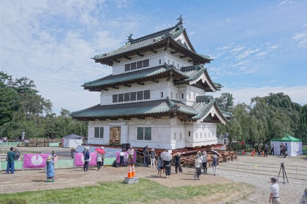 Castello di Hirosaki spostato a forza di braccia: partecipano oltre 3.600 persone
