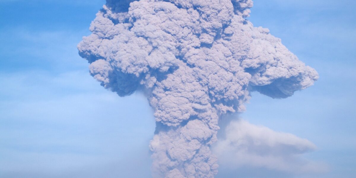 Eruzione del Sakurajima con colonna di fumo sopra Kagoshima