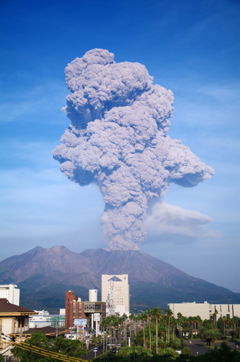 Eruzione del Sakurajima con colonna di fumo sopra Kagoshima