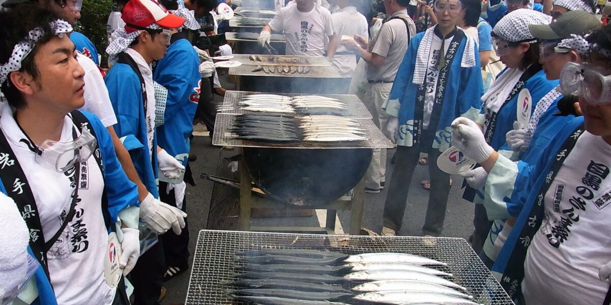 Sanma alla griglia durante il festival di Nemuro in Hokkaido