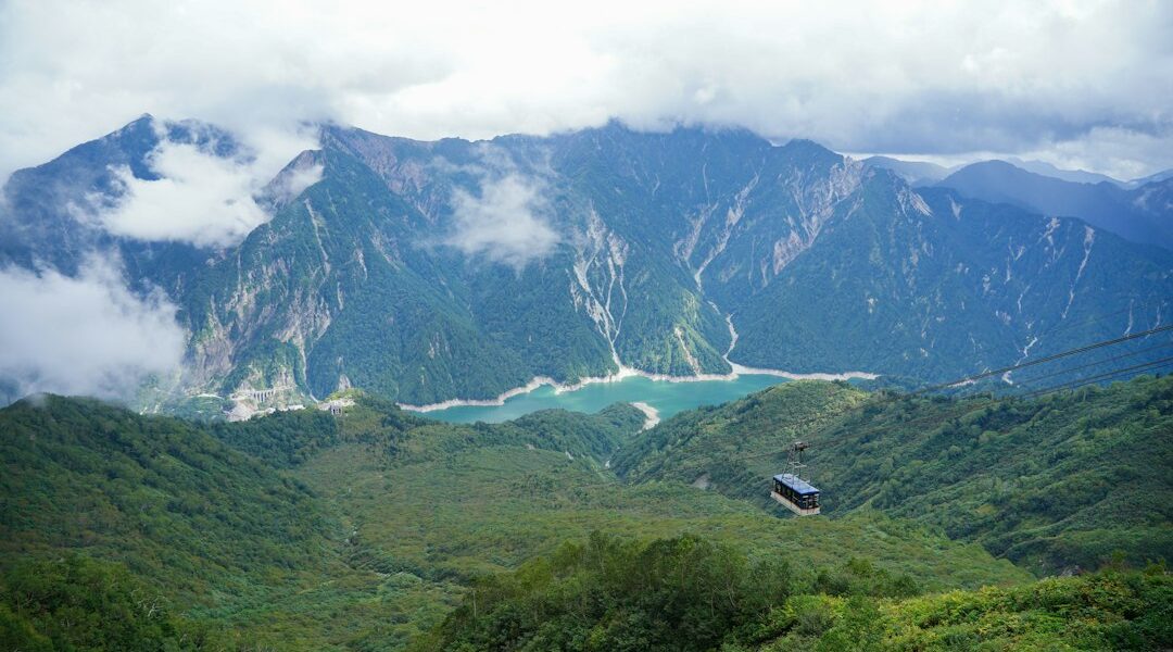 Paesaggio montano lungo la Tateyama Kurobe Alpine Route