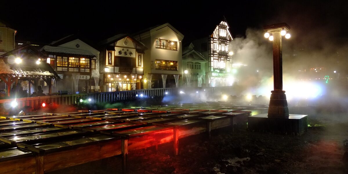 Lo Yubatake illuminato di sera nel centro di Kusatsu Onsen