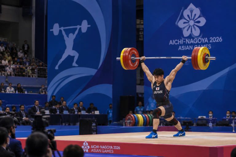 Masanori Miyamoto durante una gara di sollevamento pesi