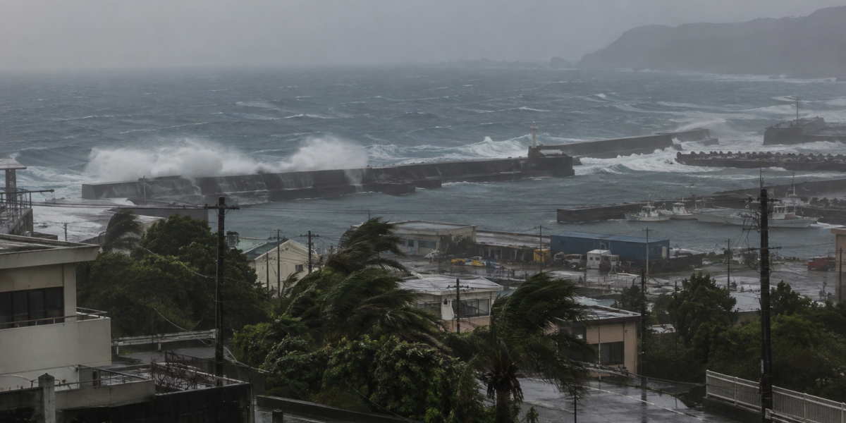 Tifone 26 Surigae vicino alle isole Daitō