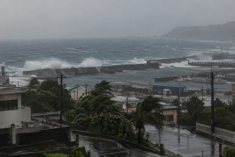 Tifone 26 Surigae vicino alle isole Daitō