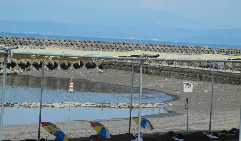 Bagno di sabbia vulcanica sulla spiaggia di Ibusuki