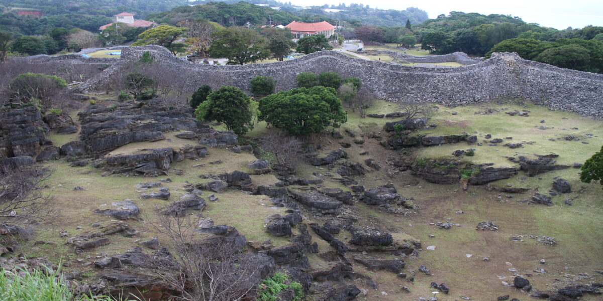 Mura in pietra e rovine del castello di Nakijin a Okinawa