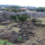 Mura in pietra e rovine del castello di Nakijin a Okinawa