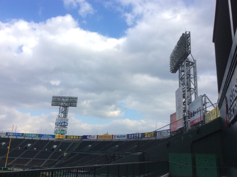 Esterno dell’Hanshin Kōshien Stadium, casa degli Hanshin Tigers