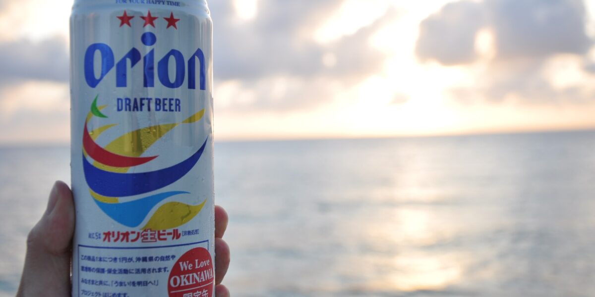 Bottiglie e lattine di Orion Beer a Okinawa