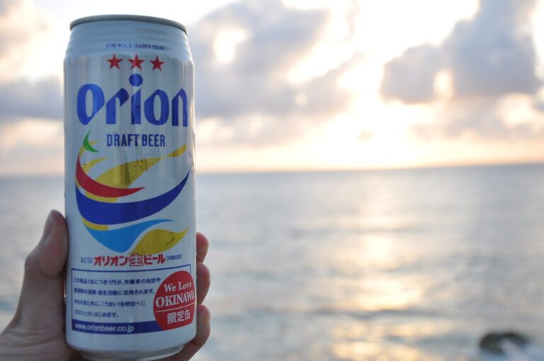 Bottiglie e lattine di Orion Beer a Okinawa