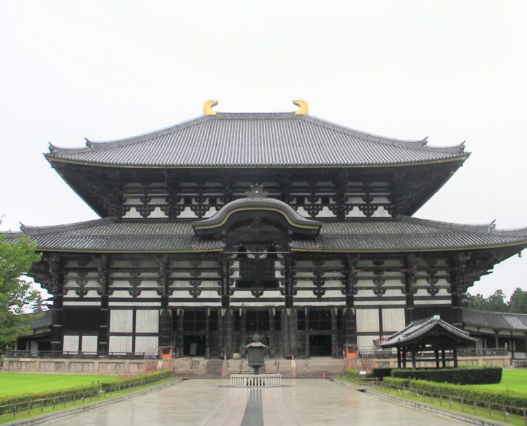 Sala del Grande Buddha del Tōdai-ji vista dall’esterno a Nara