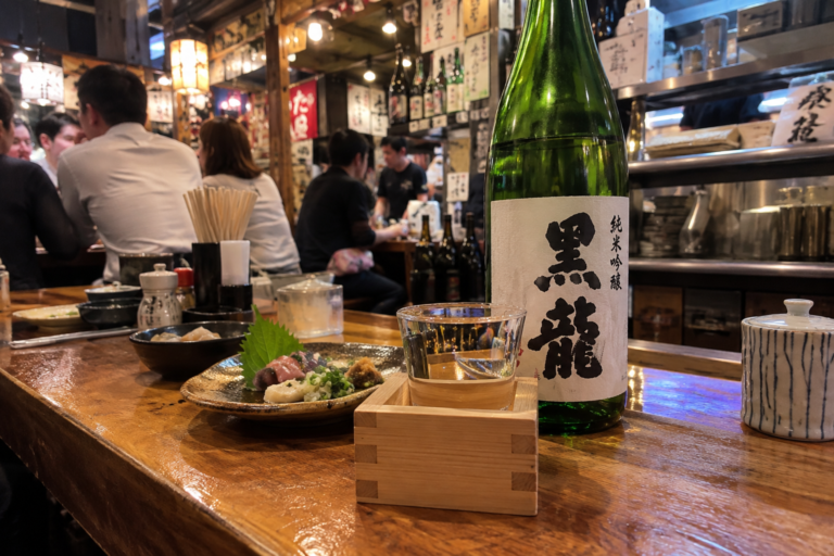 Degustazione di sakè durante il Sake Go Around di Fukui